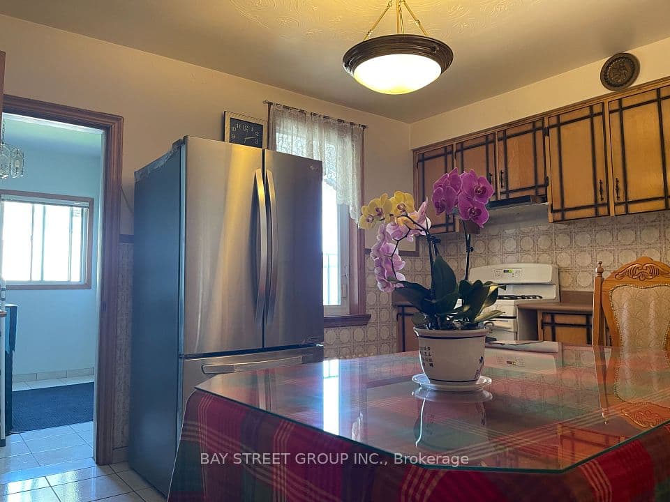 543 Crawford Street, Toronto, ON M6G 3J9 – photo 2