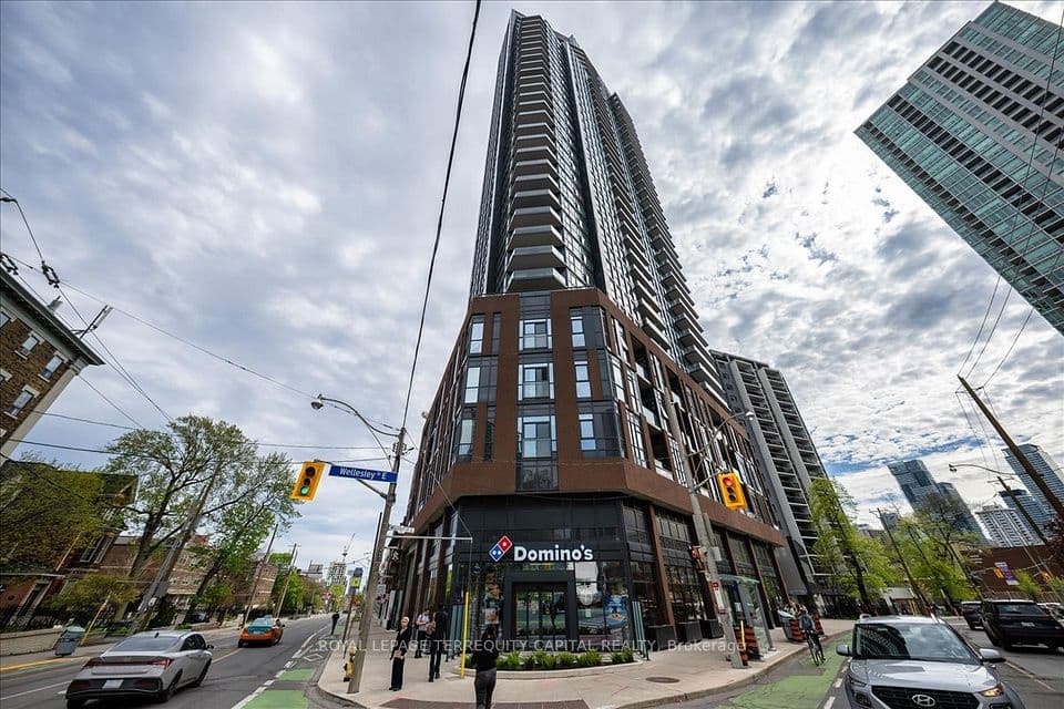 159 Wellesley Street E 3002, Toronto, ON M4Y 0H5 – main photo