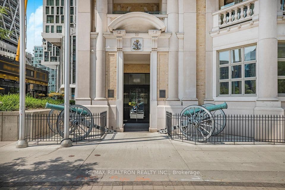 426 University Avenue 905, Toronto, ON M5G 1S9 – photo 2