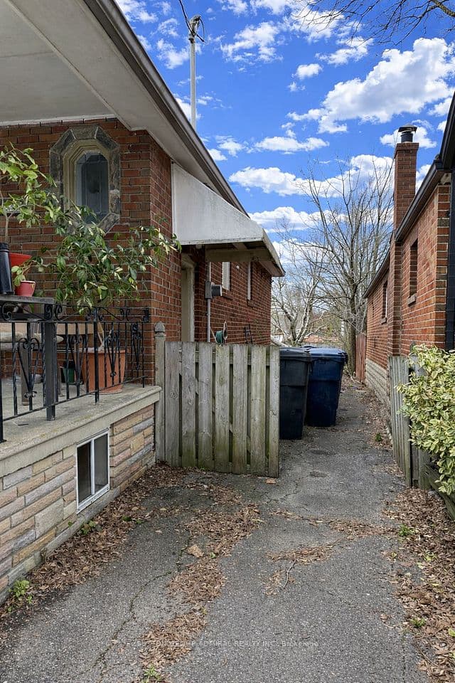 368 Winnett Avenue, Toronto, ON M6C 3M1 – photo 2