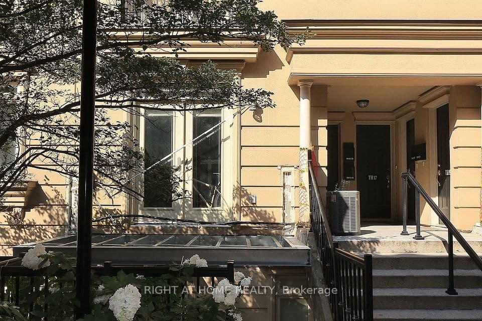 78 Carr Street TH12, Toronto, ON M5T 1B7 – main photo