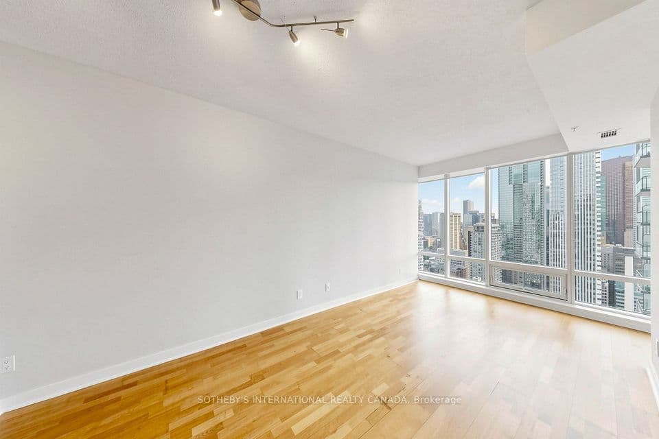 295 Adelaide Street W 3906, Toronto, ON M5V 0L4 – photo 2