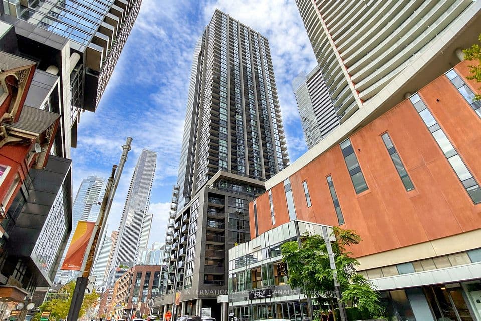 295 Adelaide Street W 3906, Toronto, ON M5V 0L4 – main photo