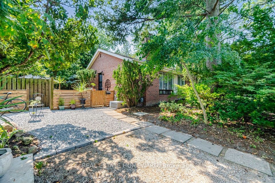 3 Shadwell Place, Toronto, ON M3B 1J4 – main photo