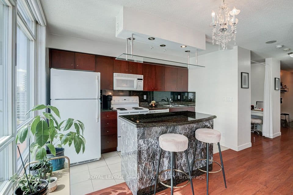 381 Front Street W 2101, Toronto, ON M5V 3R8 – main photo