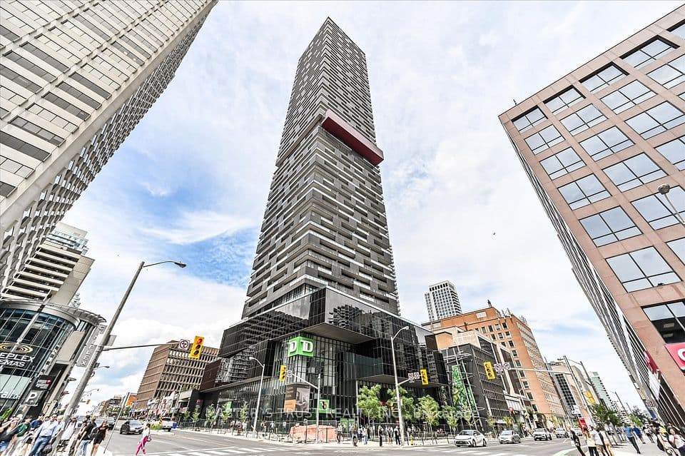 8 Eglinton Avenue E Ph 5801, Toronto, ON M4P 0C1 – main photo