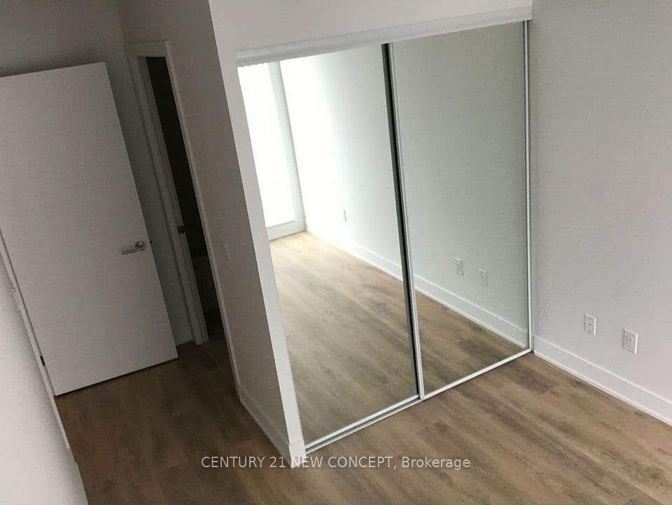 525 Adelaide Street W 823, Toronto, ON M5V 0N7 – photo 2