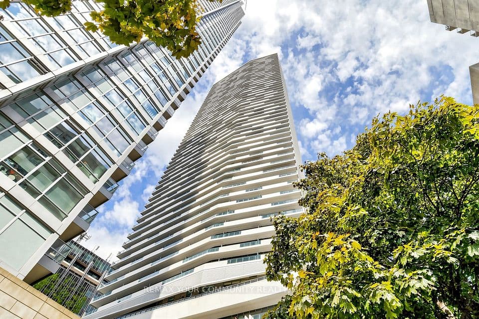 2221 Yonge Street 2709, Toronto, ON M4S 2B8 – main photo
