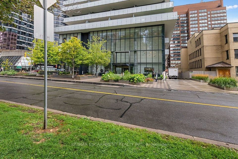 57 St Joseph Street 206, Toronto, ON M5S 0C5 – main photo