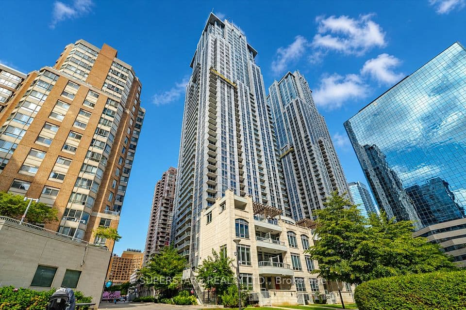 761 Bay Street 1813, Toronto, ON M5G 2R2 – main photo