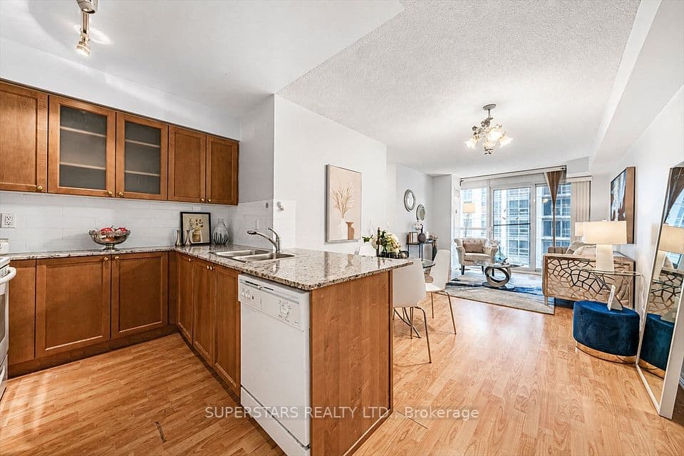 761 Bay Street 1813, Toronto, ON M5G 2R2 – photo 3