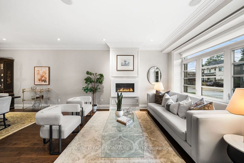 39 Regina Avenue, Toronto, ON M6A 1R4 – photo 3