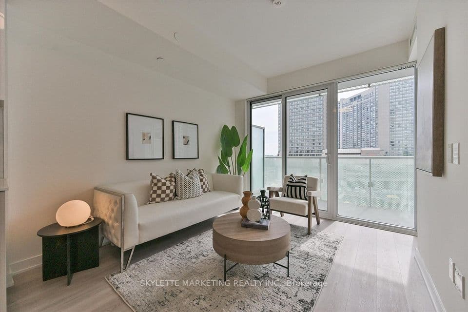 15 Queens Quay E 617, Toronto, ON M5E 0C5 – main photo
