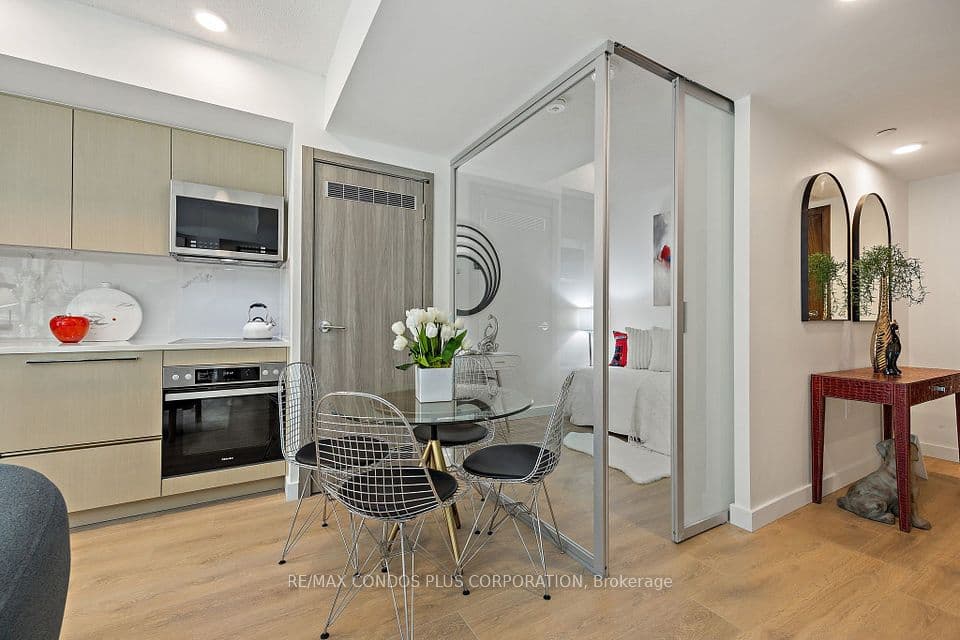 38 Widmer Street 810, Toronto, ON M5V 0P7 – photo 3