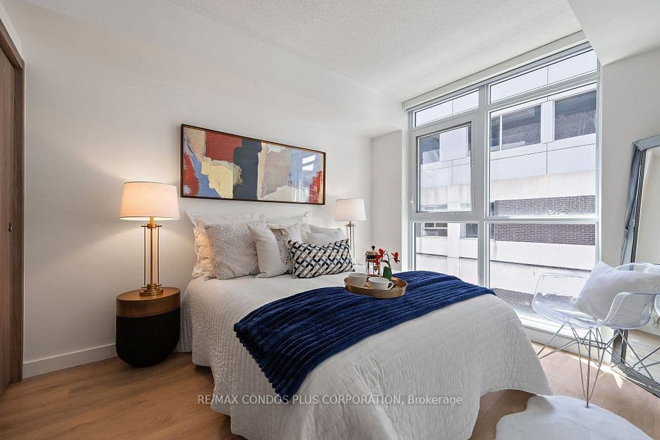 38 Widmer Street 810, Toronto, ON M5V 0P7 – main photo