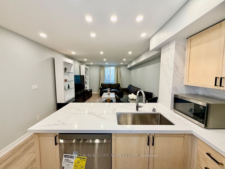 285 ANTIBES Drive 11, Toronto, ON M2R 3X9 – photo 3