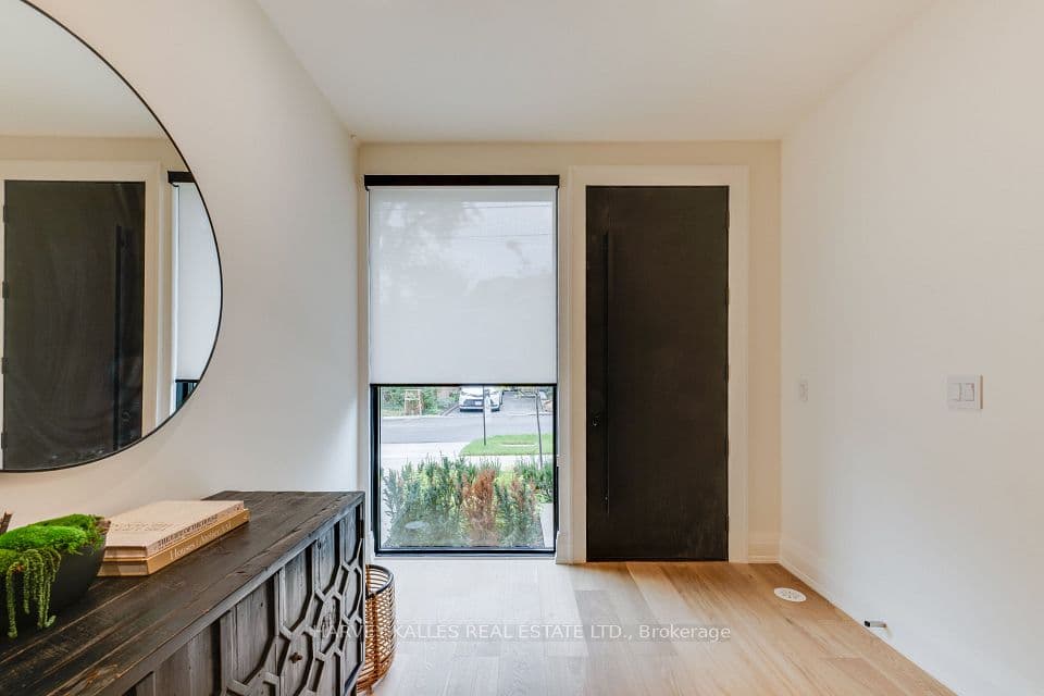 32 Evergreen Gardens, Toronto, ON M4G 1C5 – photo 3