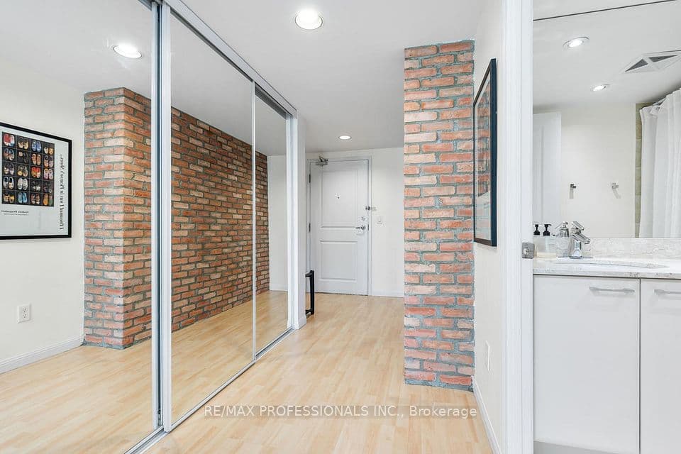 15 Stafford Street 205, Toronto, ON M5V 3X6 – photo 2