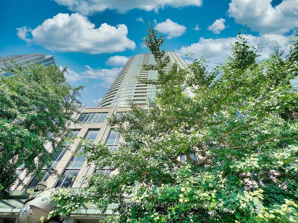 18 Yonge Street 3713, Toronto, ON M5E 1Z8 – main photo
