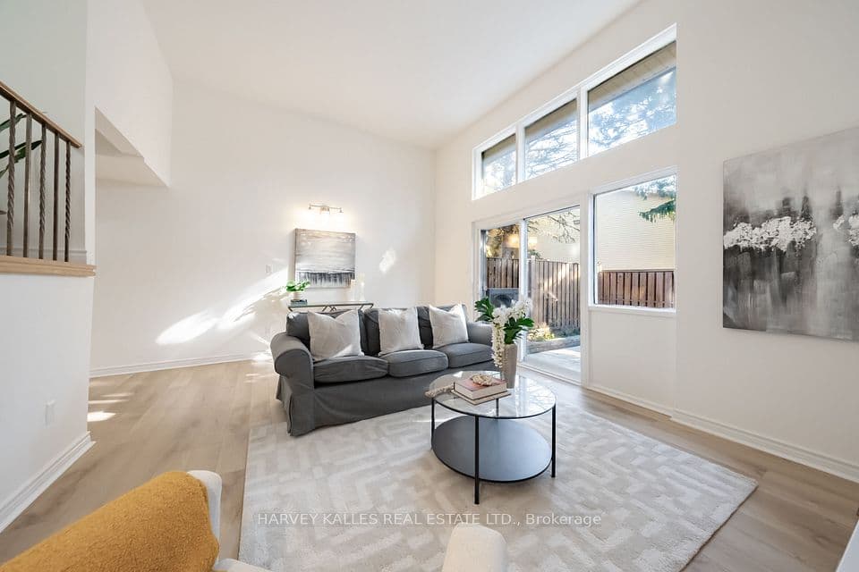 102 Jenny Wren Way, Toronto, ON M2H 2Z2 – main photo