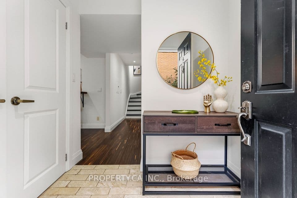 208 Niagara Street Th2, Toronto, ON M6J 3W5 – photo 3