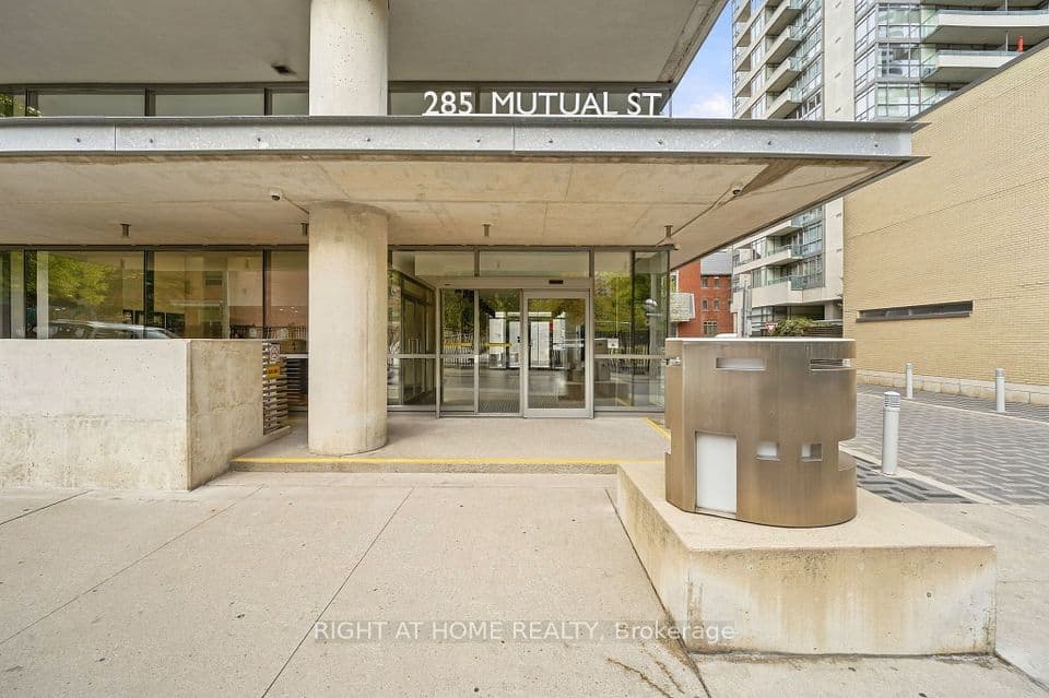 285 Mutual Street 1908, Toronto, ON M4Y 3C5 – photo 2