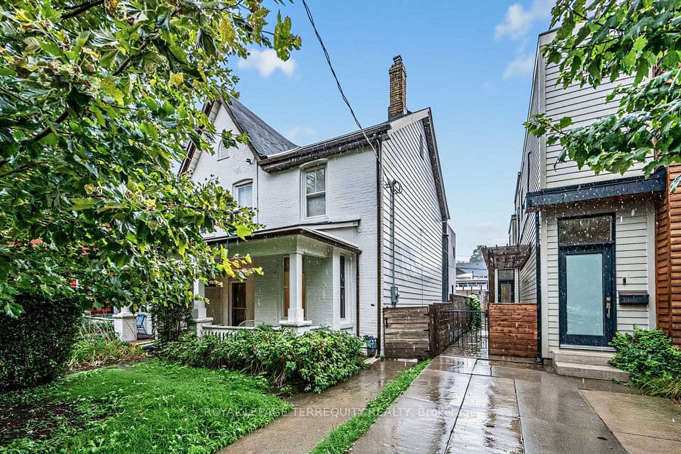 16 Fennings Street, Toronto, ON M6J 3B8 – main photo