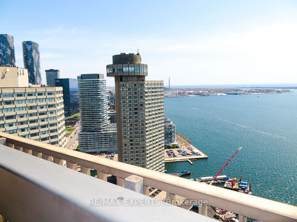 33 Harbour Square 2233, Toronto, ON M5J 2G2 – main photo