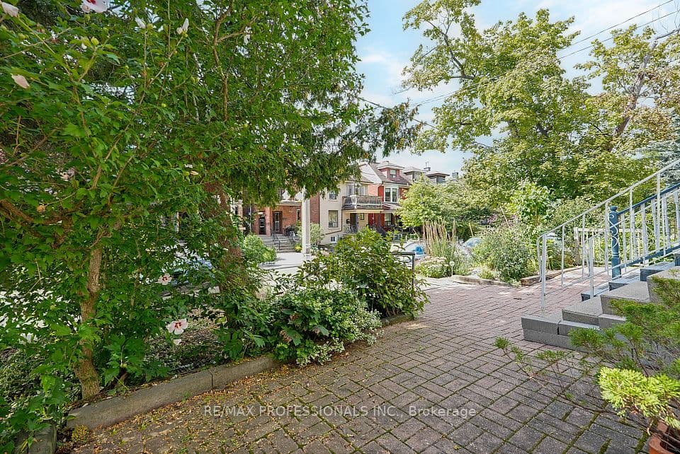 227 Montrose Avenue, Toronto, ON M6G 3G6 – photo 3