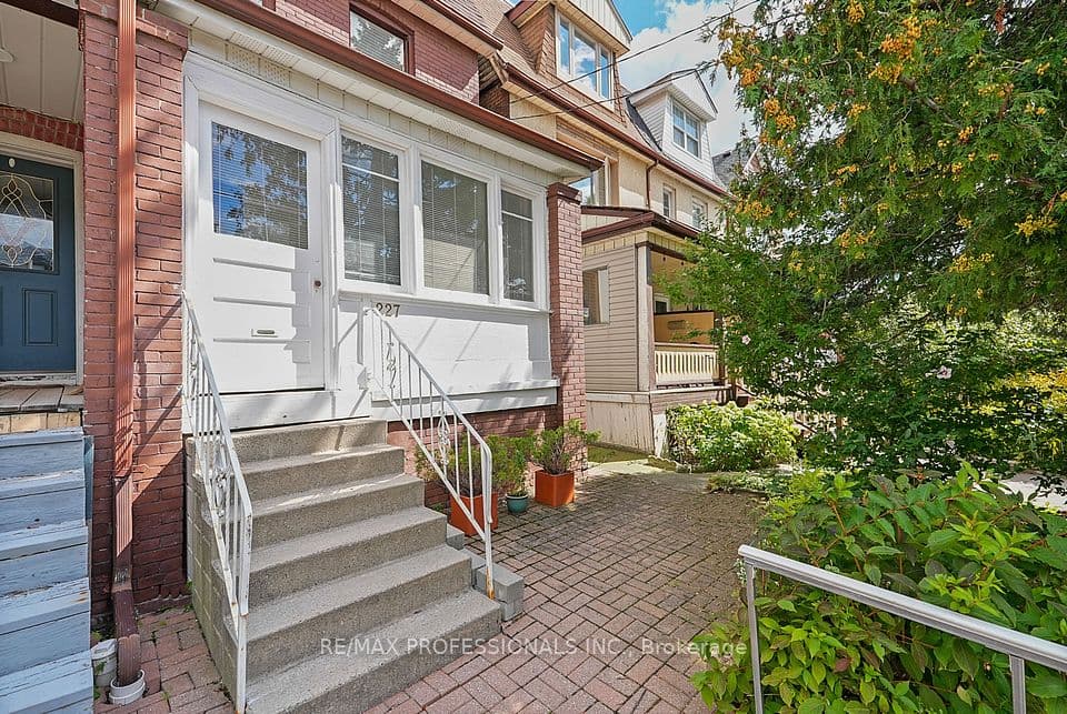 227 Montrose Avenue, Toronto, ON M6G 3G6 – photo 2