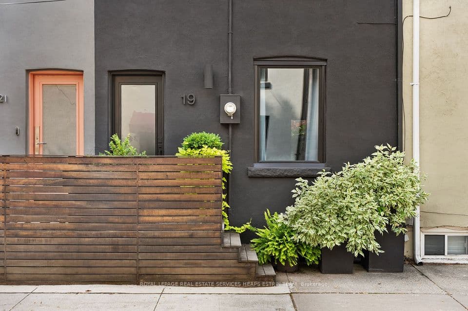 19 Wascana Avenue, Toronto, ON M5A 1V6 – main photo
