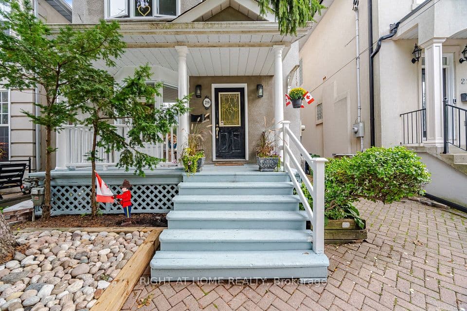 219 Broadway Avenue, Toronto, ON M4P 1W1 – main photo