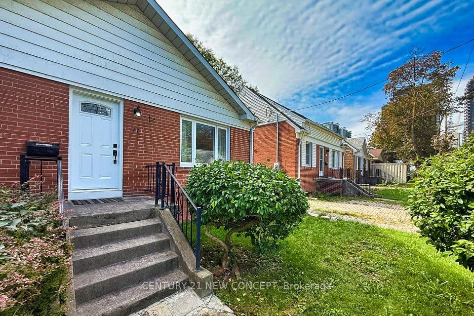 17 Lyndale Drive, Toronto, ON M2N 2X9 – photo 2