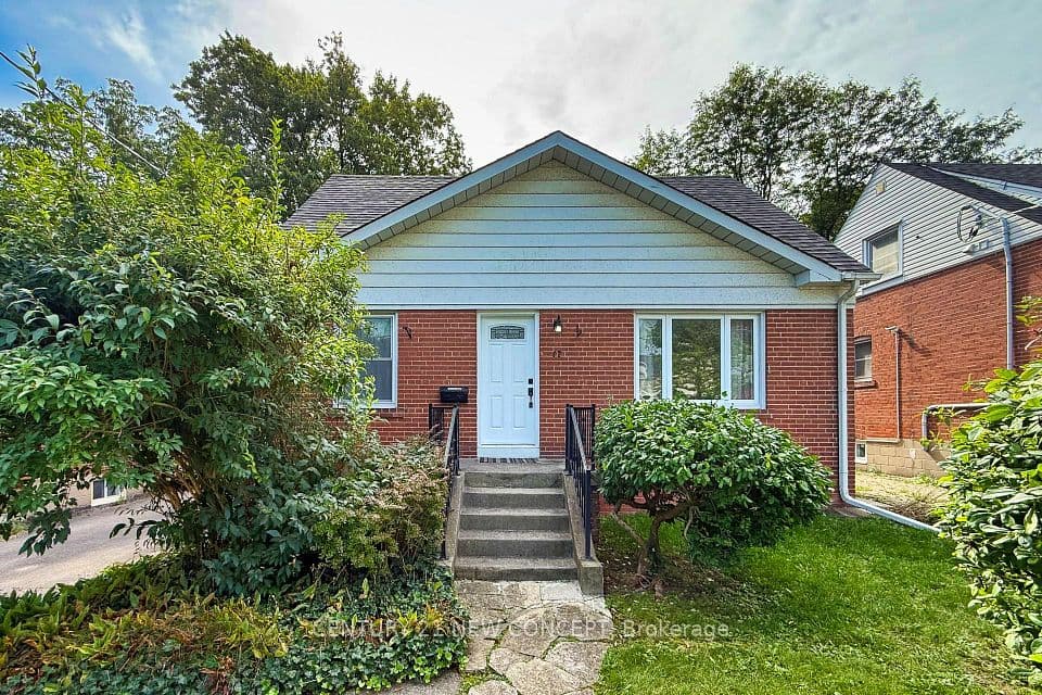 17 Lyndale Drive, Toronto, ON M2N 2X9 – main photo