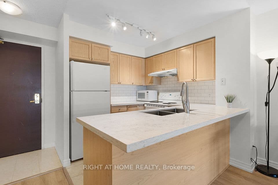 18 Parkview Avenue 1602, Toronto, ON M2N 7H7 – photo 2