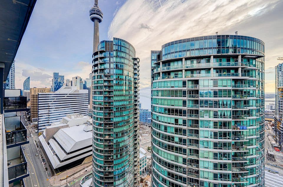 352 Front Street 2305, Toronto, ON M5V 0K3 – main photo