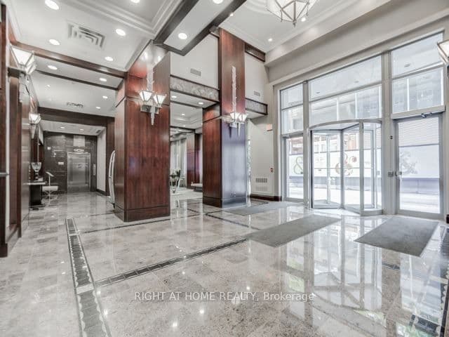 35 Balmuto Street 1810, Toronto, ON M4Y 5W4 – photo 3