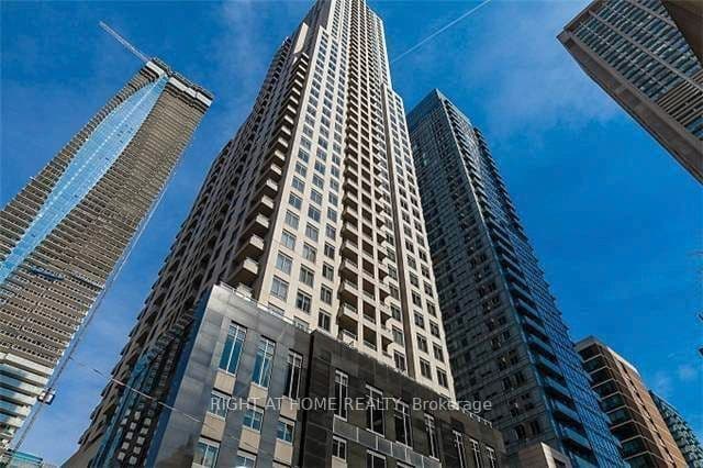 35 Balmuto Street 1810, Toronto, ON M4Y 5W4 – main photo