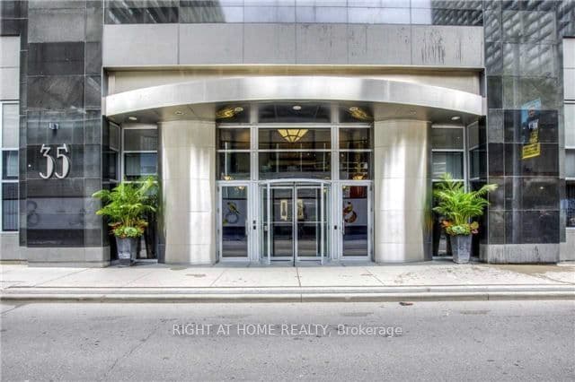 35 Balmuto Street 1810, Toronto, ON M4Y 5W4 – photo 2