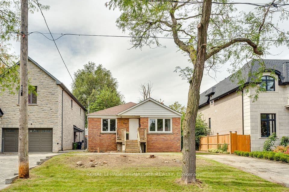 32 Wigan Crescent, Toronto, ON M3H 3A4 – main photo