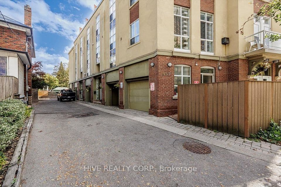 957 Broadview Avenue D, Toronto, ON M4K 2R5 – photo 3