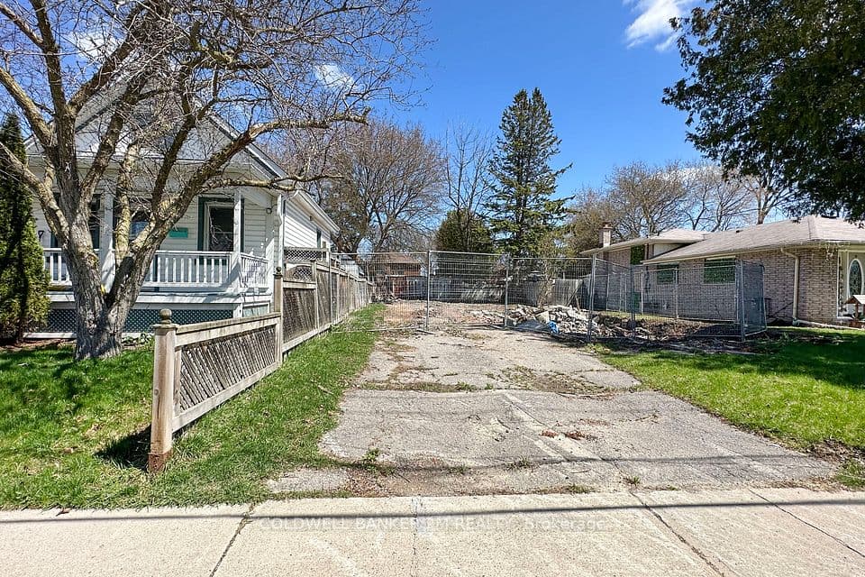 305 Oshawa Boulevard S, Oshawa, ON L1H 5R9 – main photo