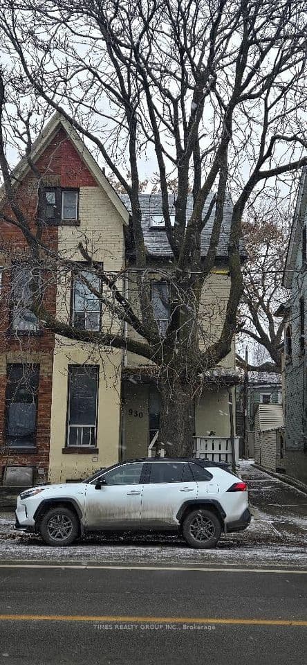 930 Dundas Street E, Toronto, ON M4M 1R3 – main photo