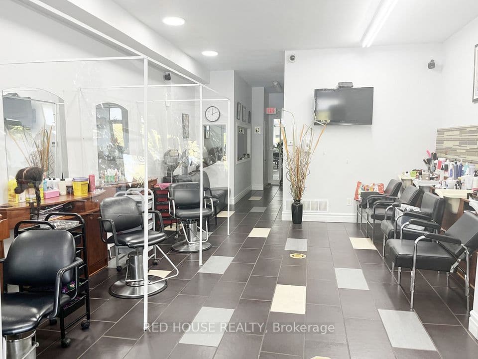 1533 O'Connor Drive, Toronto, ON M4B 2V7 – main photo
