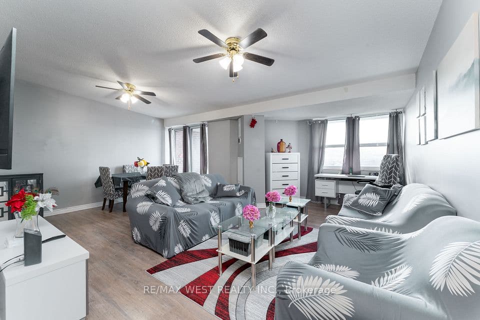 4062 Lawrence Avenue E 612, Toronto, ON M1E 4V5 – main photo
