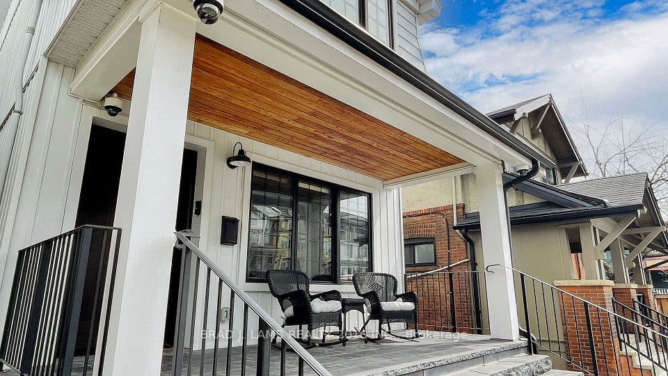111 Woodbine Avenue, Toronto, ON M4L 3P1 – photo 2