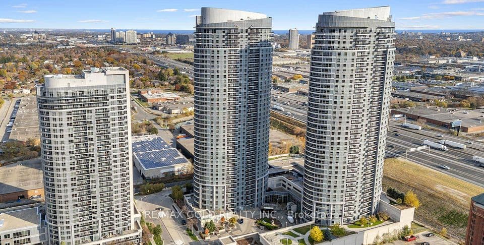 135 Village Green Square, Toronto, ON M1S 0G3 – main photo