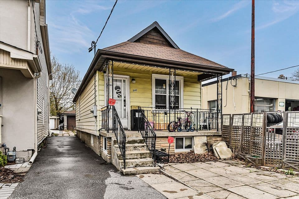 840 Sammon Avenue, Toronto, ON M4C 2E8 – photo 2