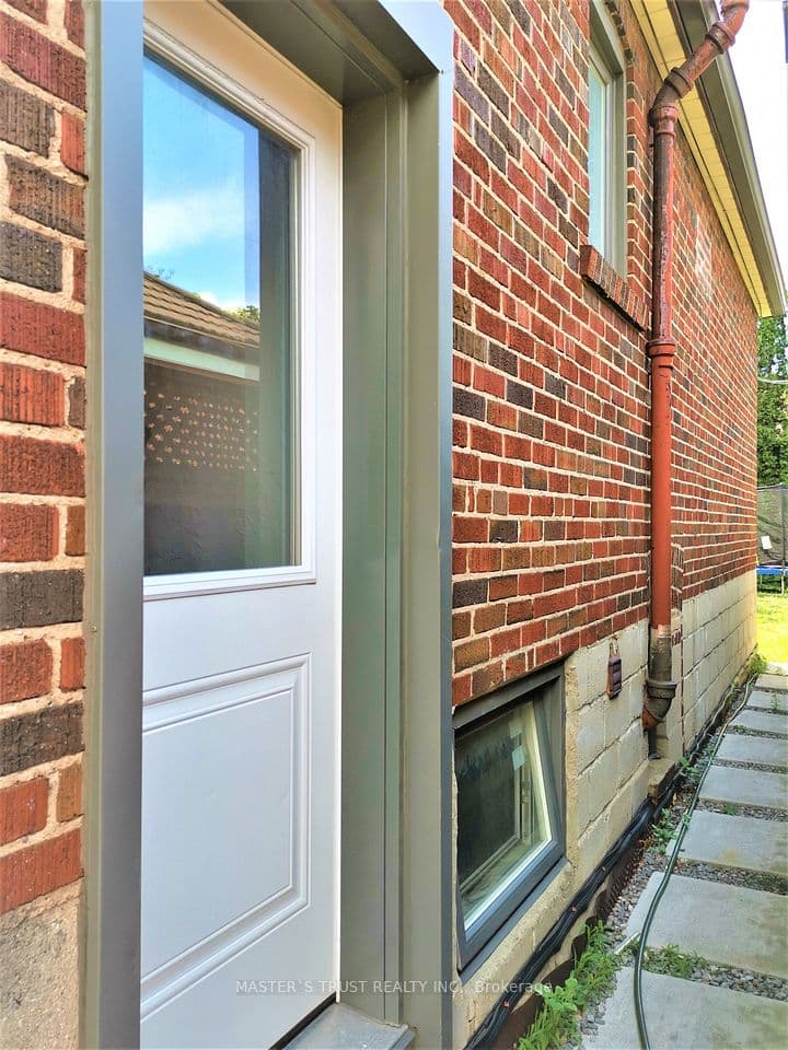 623 O' Connor Dr Drive, Toronto, ON M4C 3A5 – photo 3