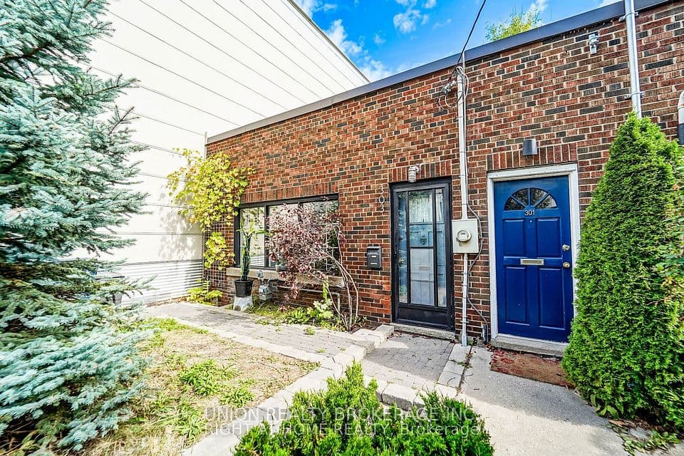 303 Coxwell Avenue, Toronto, ON M4L 3B5 – main photo